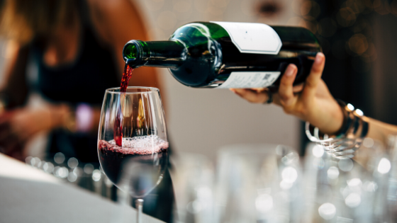 Escanciando Vino